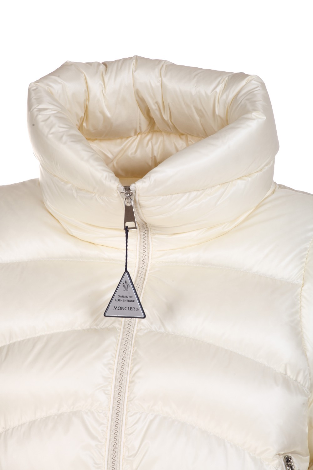 shop MONCLER Sales Giacchetto: Moncler piumino corto Aubert.
Realizzato in nylon léger lucido.
Imbottitura in piuma.
Fodera in nylon léger.
Chiusura con zip.
Fondo del capo regolabile con coulisse elastica.
Composizione: 100% Poliammide.
Composizione imbottitura: 90% Piumino 10% Piuma.
Fabbricato in Romania.. AUBERT 1A00047 539AQ-050 number 9092087